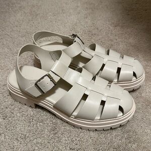 Old Navy Chunky Heel Fisherman Sandal White Size 8